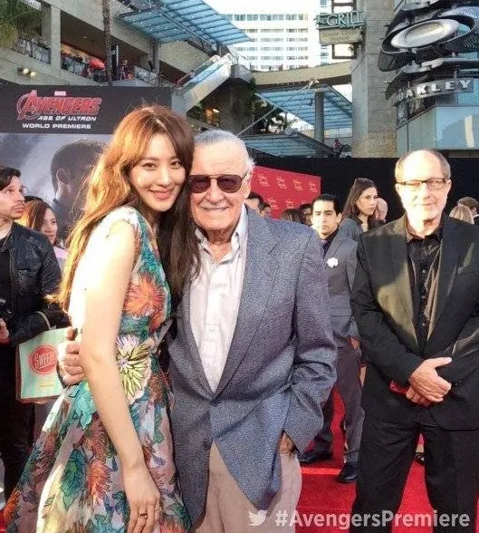 Claudia Kim Soo Hyun dengan Stan Lee, komikus MArvel, di red carpet AVENGERS: AGE OF ULTRON © twitter.com/avengers