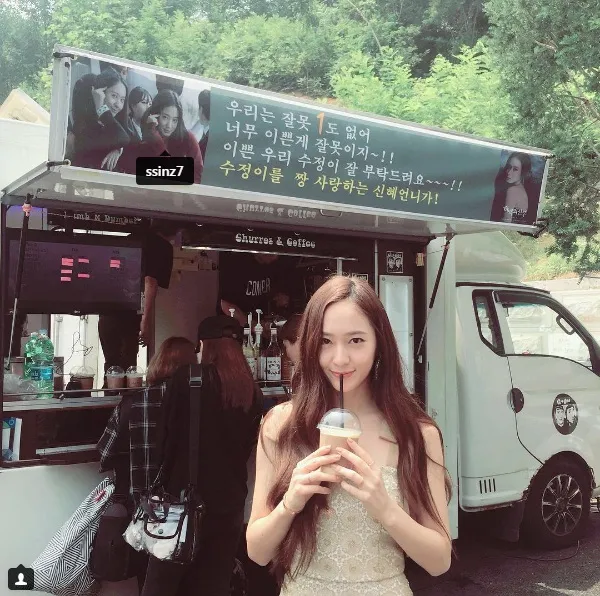 Krystal berpose di depan truk kopi kiriman dari Park Shin Hye © instagram.com/vousmevoyez