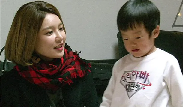 Sooyoung Girls Generation bikin Lee Seo Jun tersipu malu. ©soompi.com