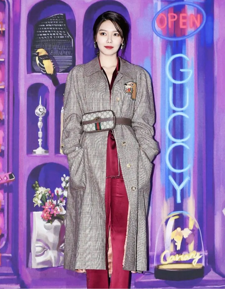 Hadiri acara pembukaan cabang Gucci, Sooyoung hadir mengenakan piyama merah. Credit: via instagram.com/hotsootuff