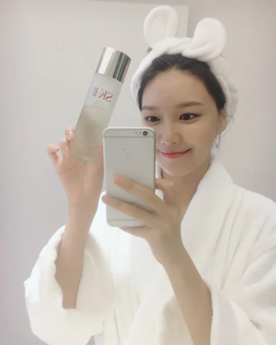 Sooyoung merupakan brand ambassador produk kecantikan populer. Credit: via instagram.com/hotsootuff