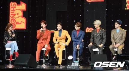 Sooyoung dan SHINee saat showcase © OSEN