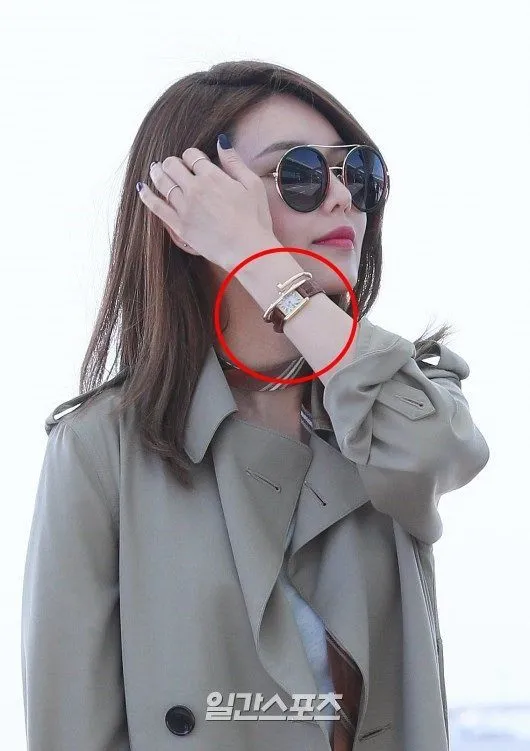 Gelang dan jam tangan Sooyoung SNSD mencuri perhatian netizen karena harganya yang tak biasa © koreaboo.com