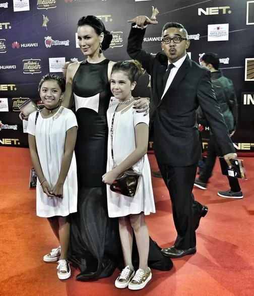Farhan jadi photobomb Sophia dan dua gadis kecilnya ©©instagram/sophia_latjuba88