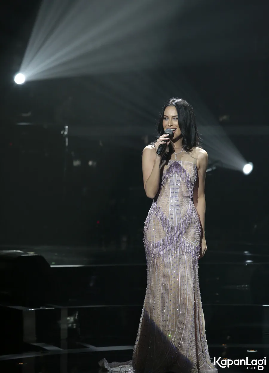 Penampilan Sophia Latjuba di acara 'Slank in Love' begitu memukau (credit: kapanlagicom/Muhammad Akrom Sukarya)