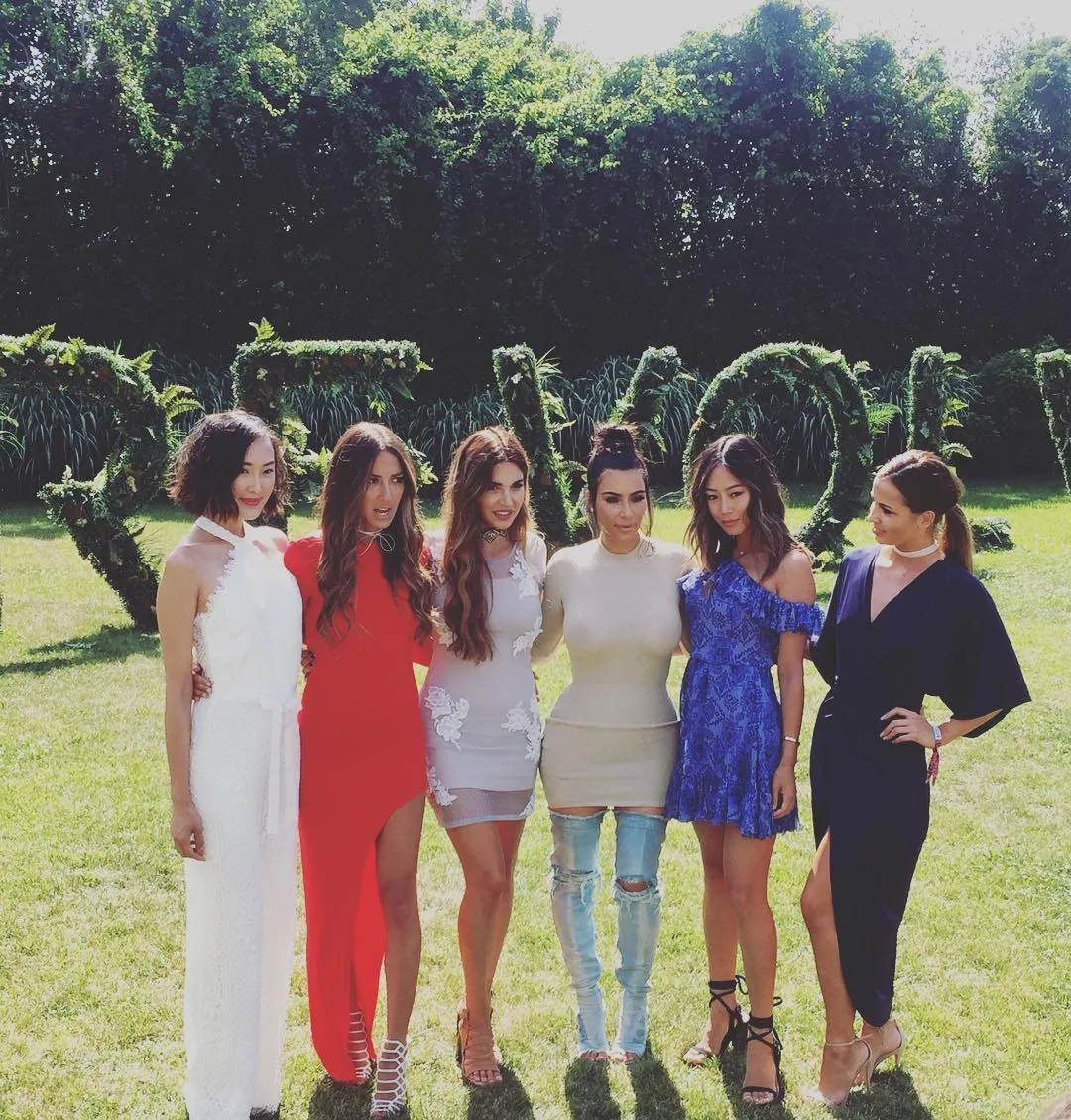 Sophia Smith dan Eleanor, tampak classy saat berdiri di samping Kim Kardashian © instagram.com/sophiaxsmith