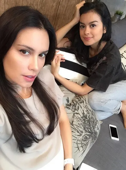 Sophia dan Eva selfie bak kakak adik © instagram.com/sophia_latjuba