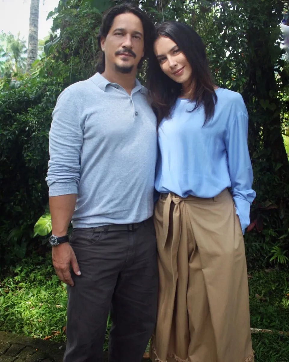 Sophia pamer pose 'mesra' bareng Bucek @ instagram.com/sophia_latjuba88