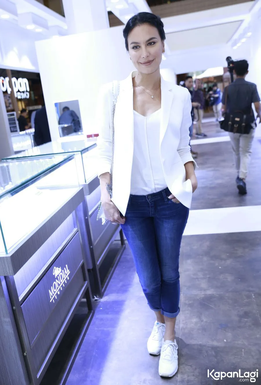 Cara Sophia Latjuba menjaga berat badannya dengan mengkonsumsi sayur dan buah © KapanLagi.com/Agus Apriyanto