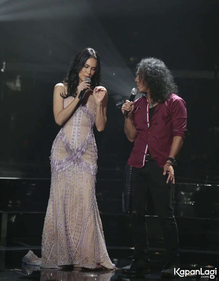 Sophia Latjuba ketika berduet dengan Slank di acara 'Slank In Love' (credit: kapanlagicom/Muhammad Akrom Sukarya)