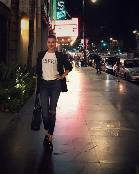 Tampil chic, gaya berbusana Sophia juga mencuri perhatian. /©instagram.com/sophia_latjuba88