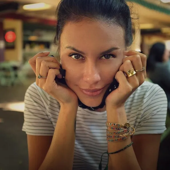 Penampilan polos tanpa make-up membuat Sophia makin terlihat awet muda. /©instagram.com/sophia_latjuba88