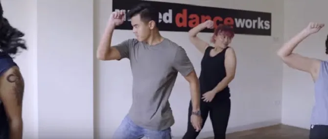 Jo pun melamar Sore dengan tarian (credit: youtube.com)