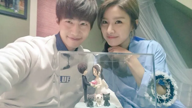Song Jae Rim dan Kim So Eun berterima kasih pada fans yang member cake pernikahan pada mereka. @soompi.com