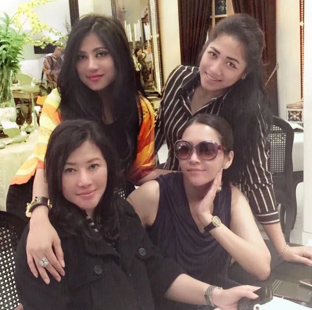 Maia Estianty dan teman-temannya tampil bak sosialita © Instagram/Maia Estianty