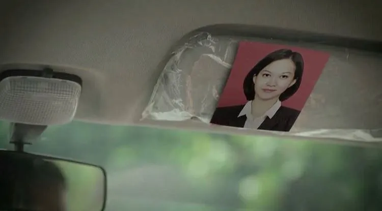 Inilah sosok perempuan yang menggantikan foto Bu Kaori di video klip 'Akad' milik Payung Teduh © YouTube/Payung Teduh Official