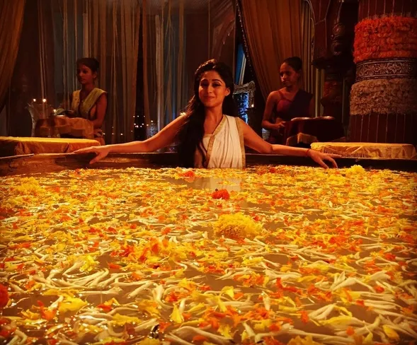 Soumya Seth berendam di kolam bunga bak ratu ©instagram/somyaseth
