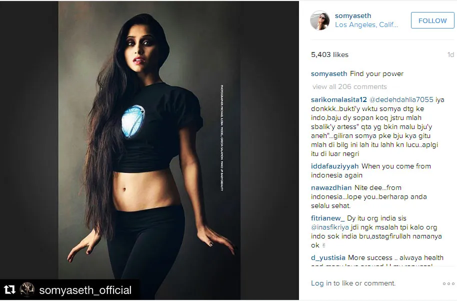 Ini dia foto Soumya Seth dengan tampilan gotik yang bikin sedikit bergidik © Instagram.com/somyaseth