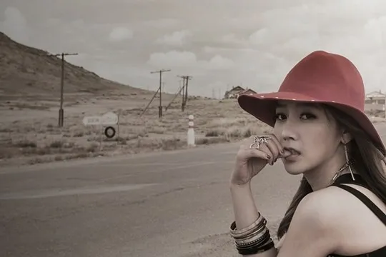 Soyeon T-Ara bertopi merah di gurun Mongolia ©allkpop.com