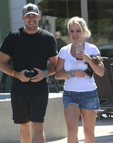 Britney Spears dan kekasihnya @ fameflynet.com
