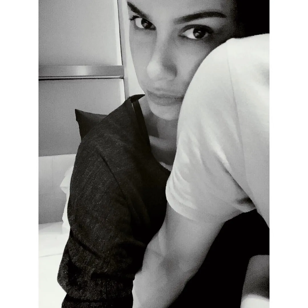 Sophia Latjuba bersandar di bahu seorang pria, Ariel NOAH? ©Instagram/sophia_latjuba88