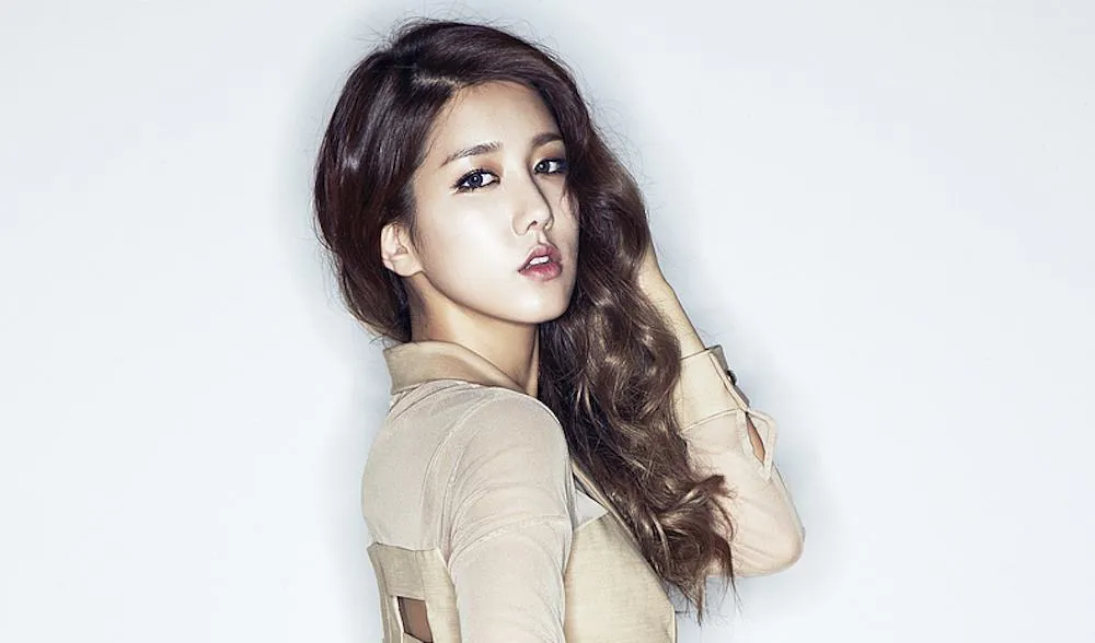 Tidak serius, Jiwon SPICA mengalami cedera lengan kiri dalam kecelakaan ini. ©koreaboo.com