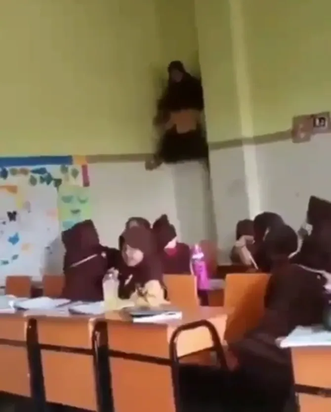 Aksi siswi ketika turun dari atas dinding (credit: instagram.com/abang_paccarita)