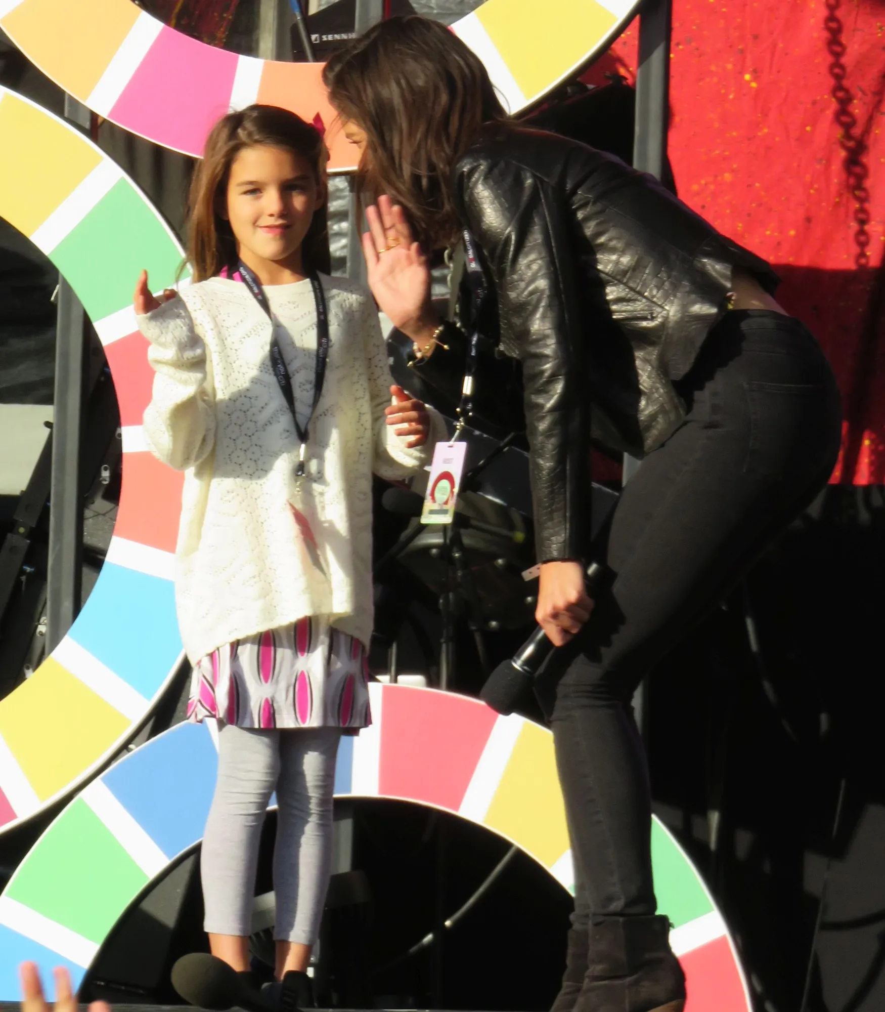 Katie Holmes ajak Suri Cruise naik di atas panggung © Splashnews.com