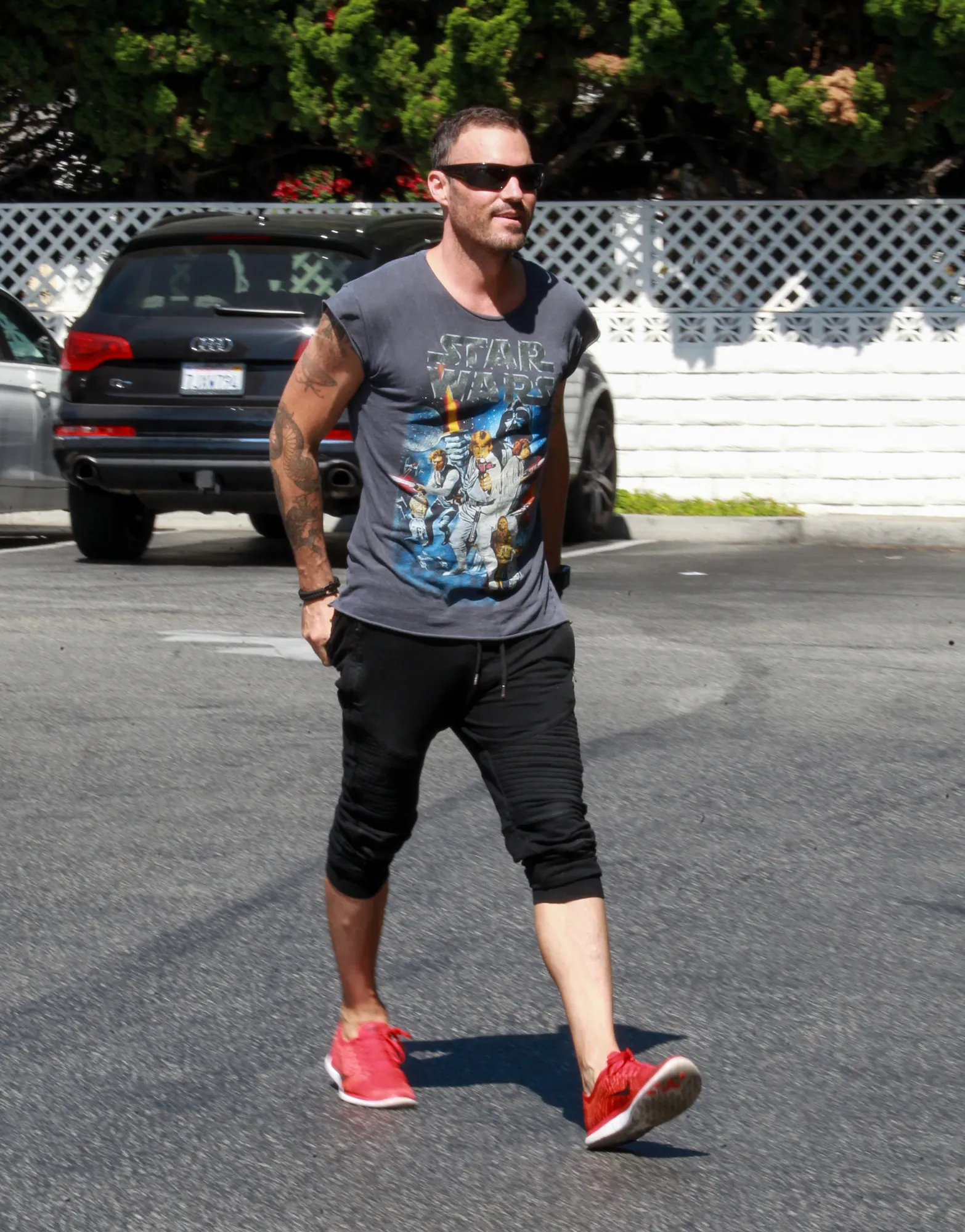 Brian Austin tertangkap kamera mengenakan cincin © Splashnews.com