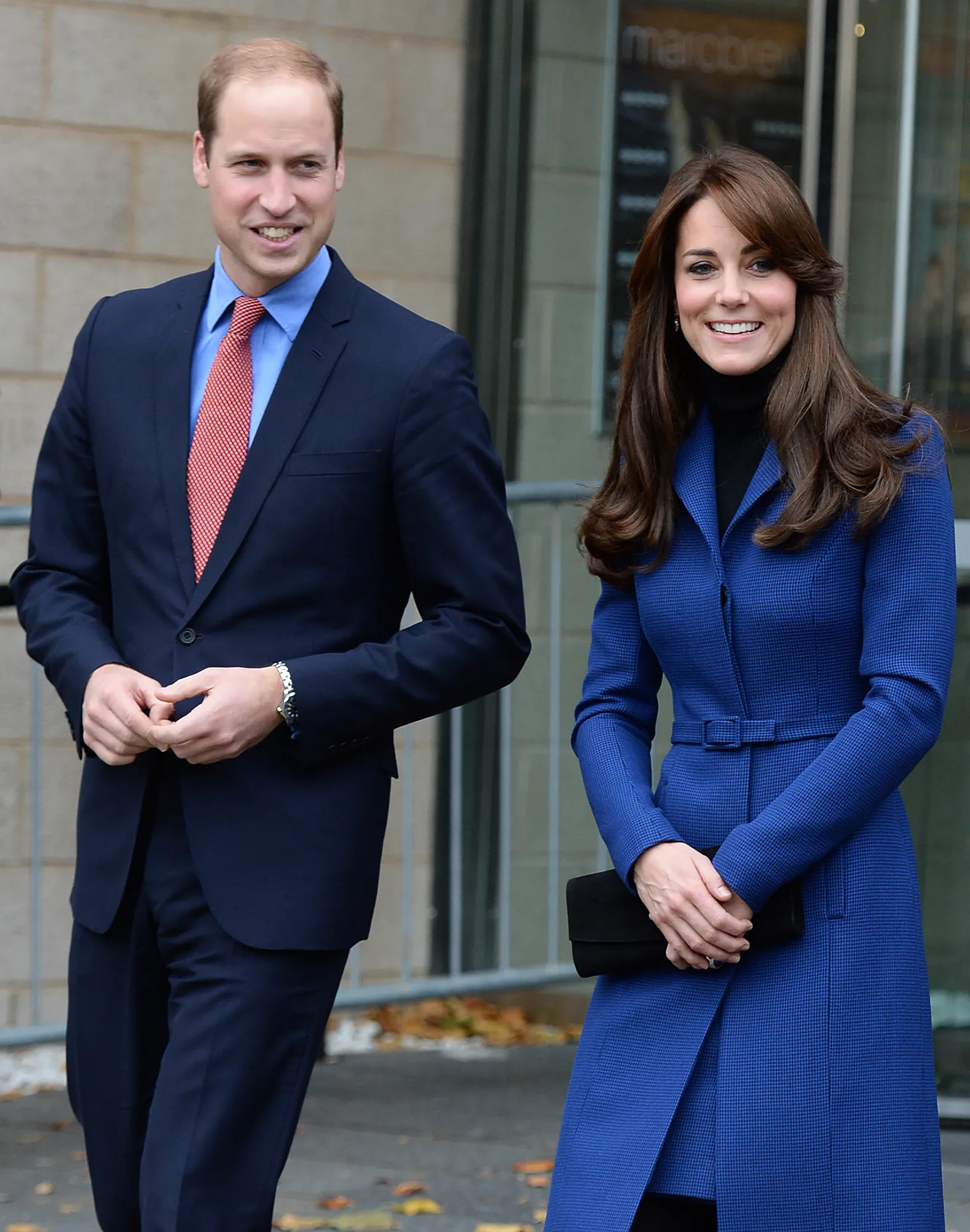 Kate Middleton dan Pangeran William kenakan baju biru © Splashnews.com