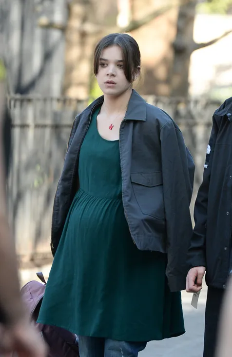 Hailee Steinfeld saat syuting TEN THOUSAND SAINTS @foto: splashnews.com