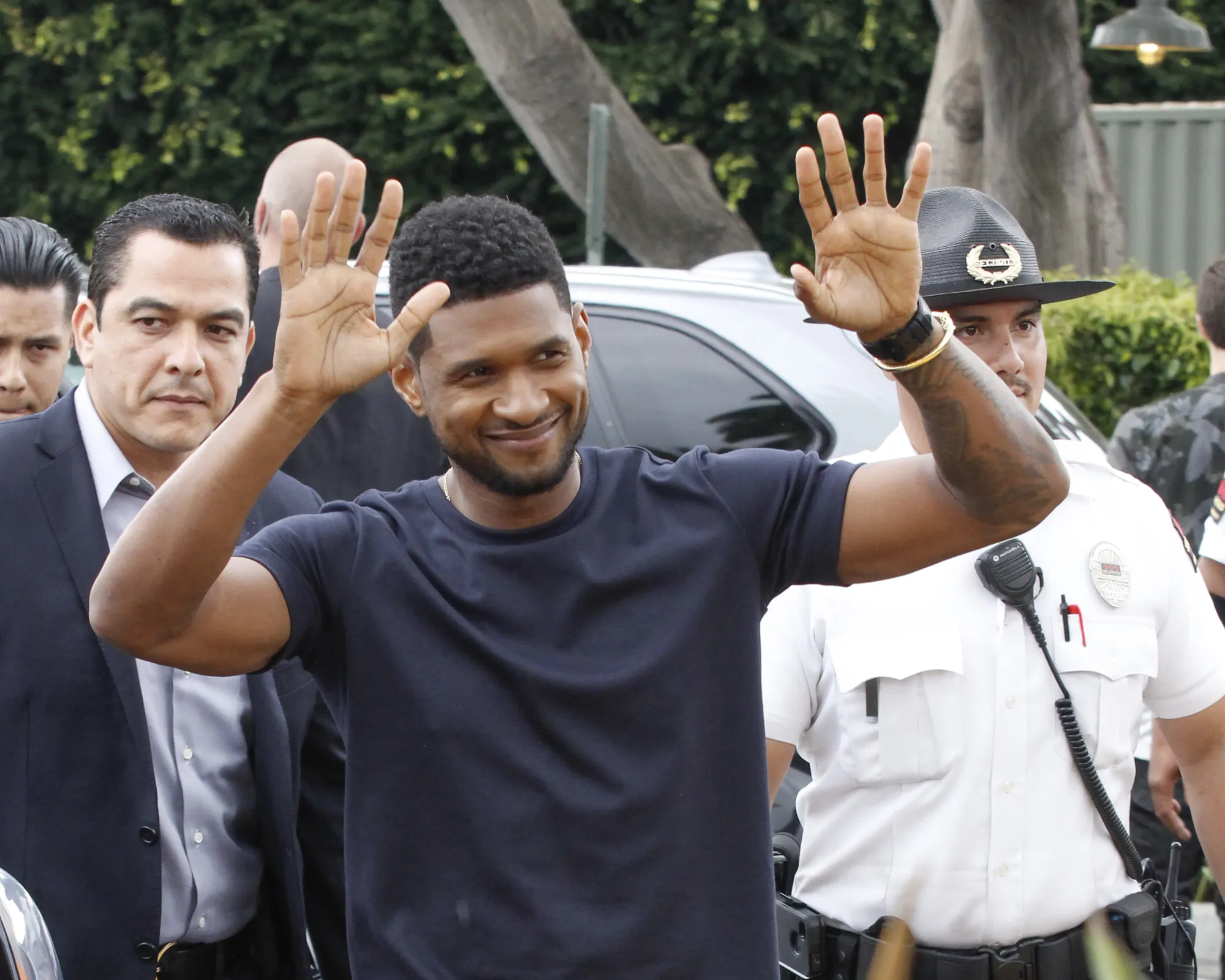 Usher diseret oleh Gaga ©splash