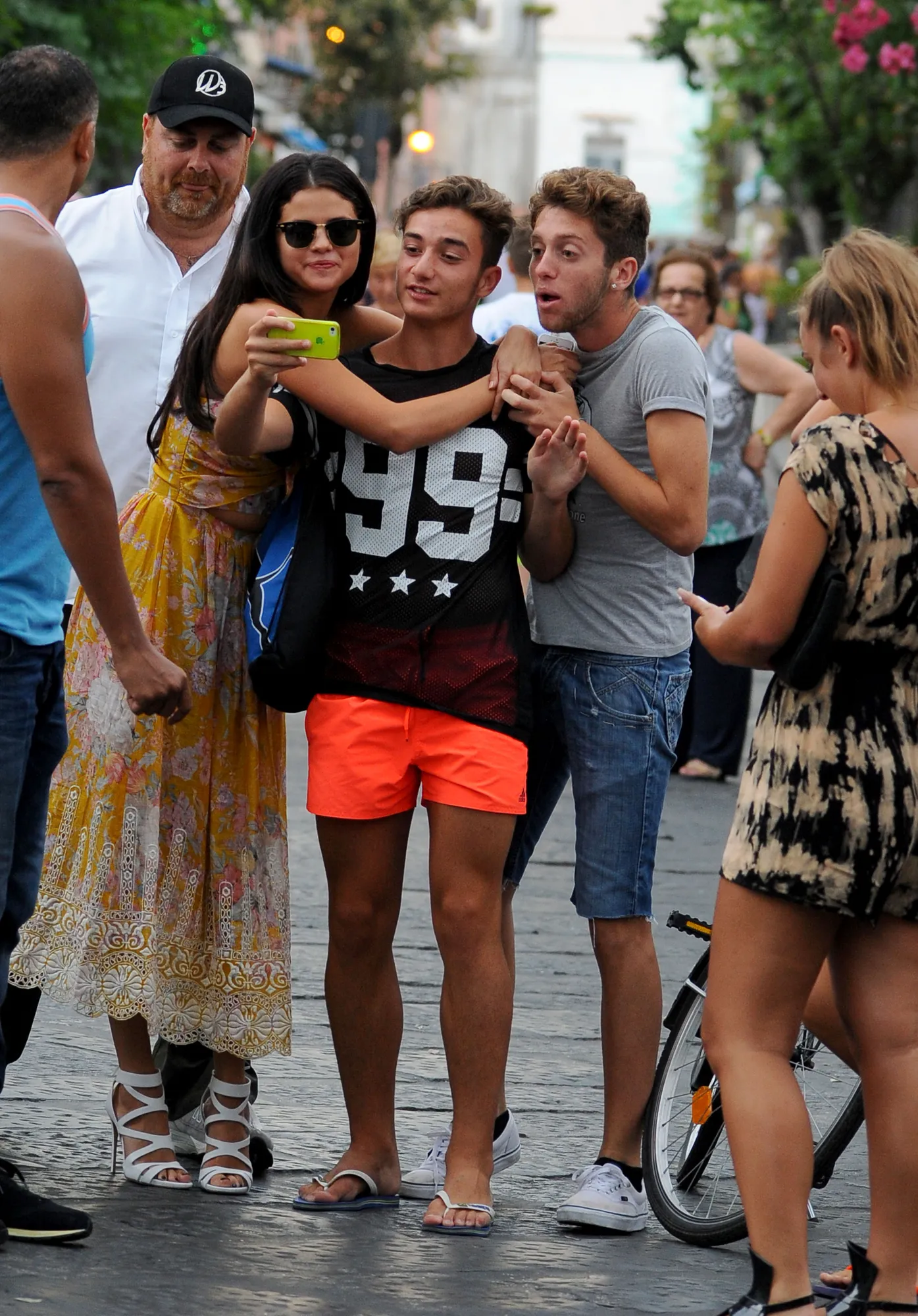 Peluk mesra fans ketika selfie @ splashnews.com