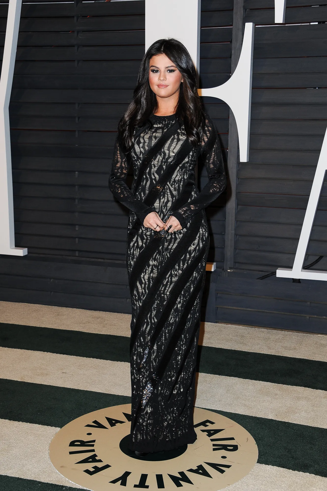 Selena Gomez dan Zedd tak datang bersama pada After Party Oscar 2015 © Splashnews.com