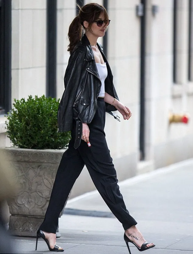 Dakota Johnson dengan pakaian casual-nya © Spalshnews.com via Dailymail.co.uk