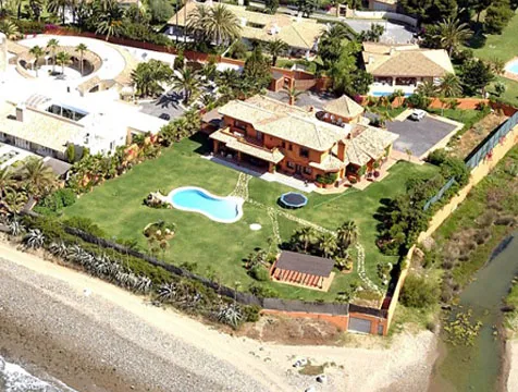 Salah satu rumah mewah mereka di Marbella, Spanyol Selatan @ dailymail.co.uk/Solarpix.com