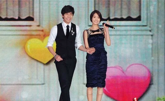 Lee Seung Gi dan Yoona saat tampil bersama di panggung SBS Gayo Daejun © Sport Korea