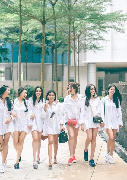 Geng yang satu ini pertama kali menarik perhatian saat mereka liburan bersama ke Singapura. /©instagram.com/inijedar