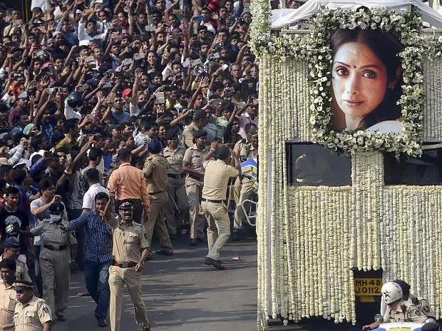 Polisi banyak membantu proses pengantaran jenazah Sridevi menuju lokasi kremasi ©twitter/ANI