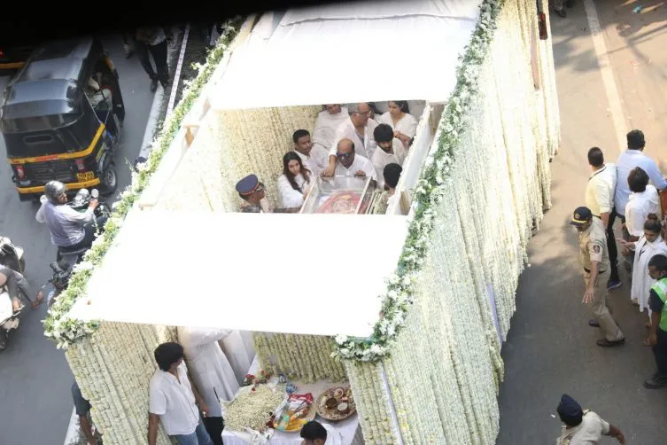 Keluarga memilih bunga serba putih karena Sridevi suka dengan warna ini ©ndtv