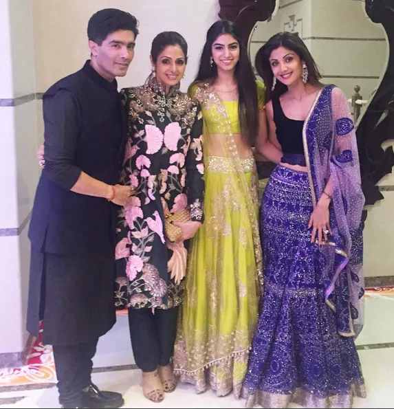 Khushi pamer perut rata, menggoda. ©pinkvilla