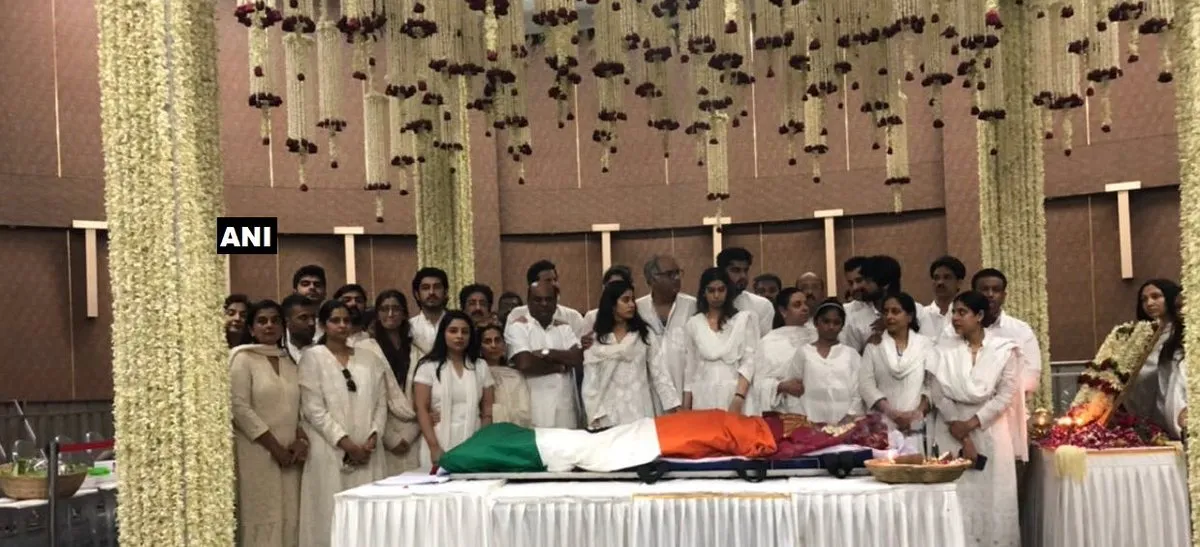 Jenazah Sridevi diselimuti bendra Tri Warna ©twitter/ANI