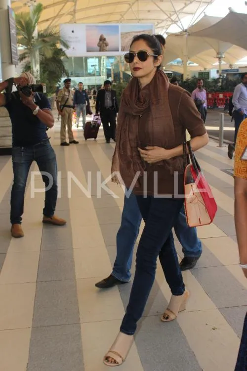Begini gaya airport fashion Sridevi, keren kan? © Pinkvilla.com