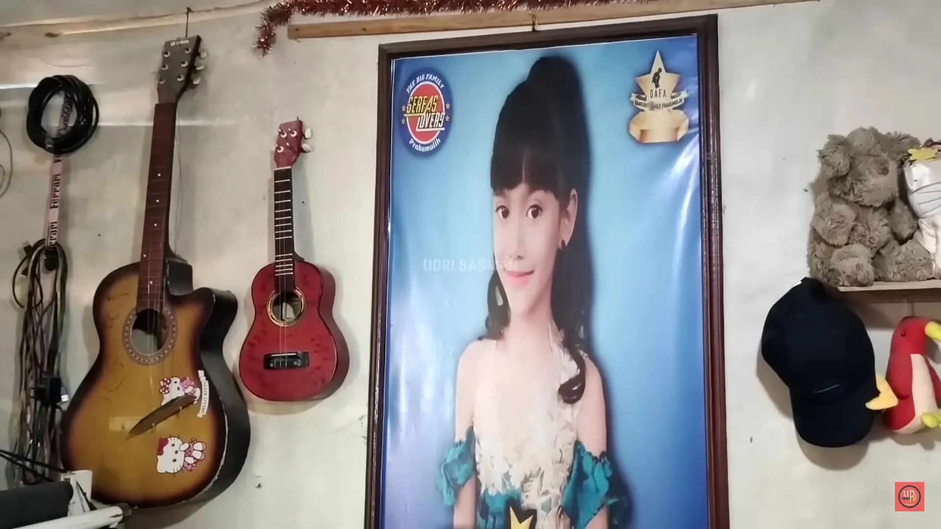 Pada dinding rumah Sridevi yang belum direnovasi, terpampang posternya saat mengikuti sejumlah ajang dangdut lokal Sumatra Selatan. 