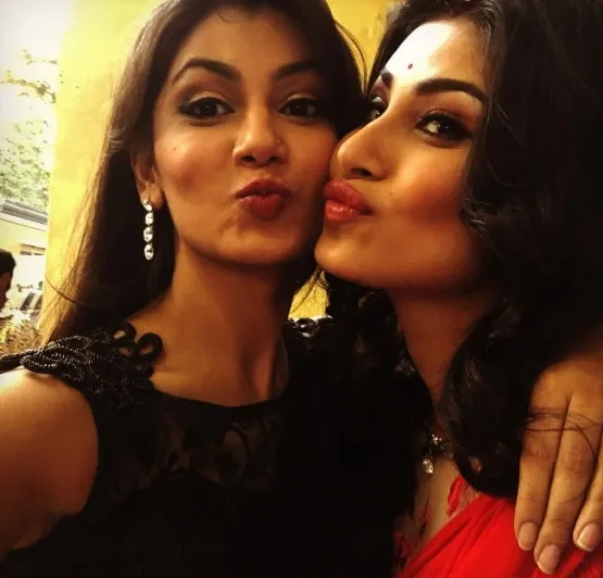 Sriti Jha main jadi cameo di serial yang dibintangi Mouni Roy (kanan) ©bollywoodlife