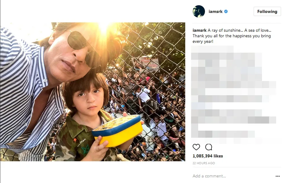 AbRam tak bisa lepas dari kotak makannya ketika ikut menyapa fans SRK di hari ulang tahun sang bintang ©iamsrk