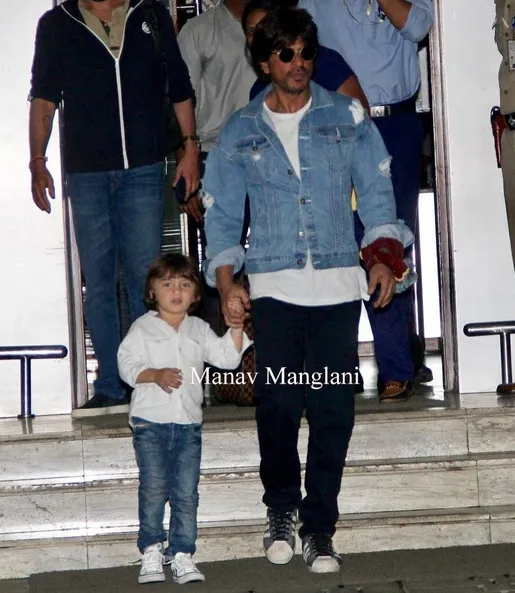 AbRam keren dengan celana jeans dan sepatu sneakers ©instagram/manav.manglani