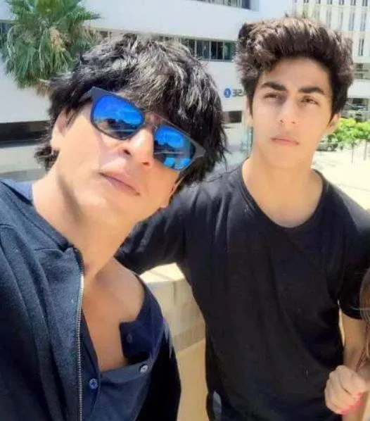 Aryan Khan lebih ganteng, tapi Shahrukh lebih cerdas ©pinkvilla