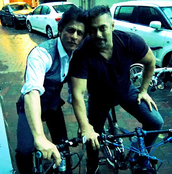 Shahrukh Khan dan Salman Khan main sepeda bareng, akur ©twitter/iamsrk
