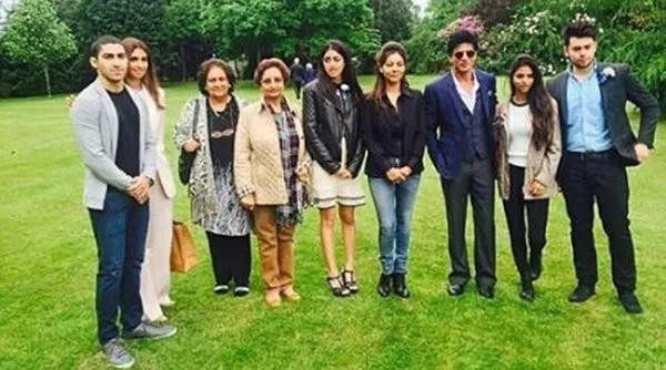 Shahrukh Khan kompak dengan anak Amitabh Bachchan di wisuda Aryan dan Navya ©missmalini